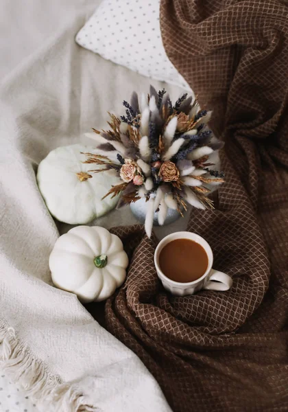 Xícara de café com flores e abóboras em um xadrez acolhedor. Outono ainda vida. Pequeno-almoço na cama. Bom dia. Elegante outono flat lay . — Fotografia de Stock