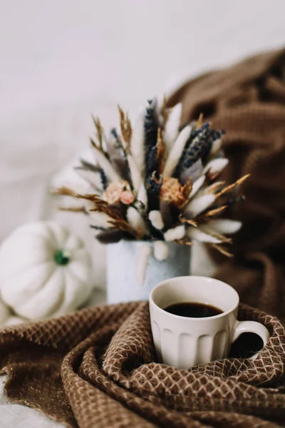 Xícara de café com flores e abóboras em um xadrez acolhedor. Outono ainda vida. Pequeno-almoço na cama. Bom dia. Elegante outono flat lay . — Fotografia de Stock