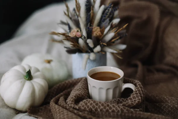 Coffee cup with flowers and pumpkins on a cozy plaid. Autumn still life. Breakfast in bed. Good morning. Stylish autumn flat lay. — Stock Photo, Image