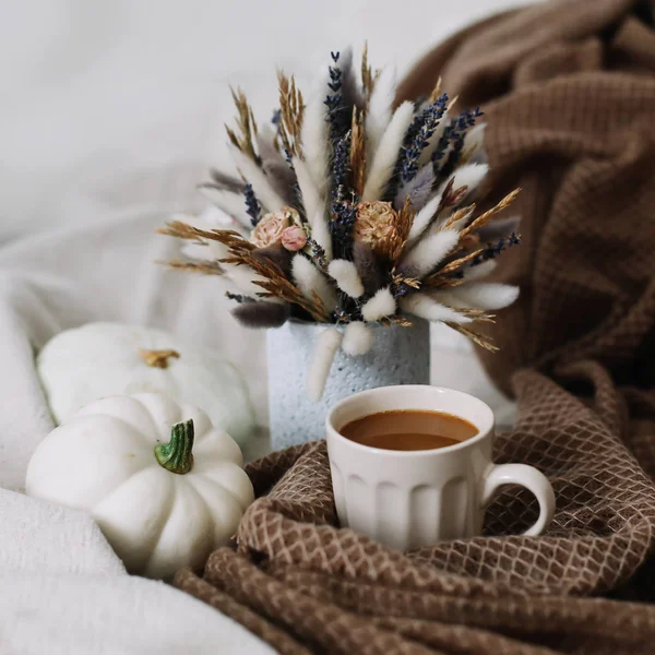 Taza de café con flores y calabazas en un acogedor cuadros. Bodegón de otoño. Desayuno en la cama. Buenos días. Elegante otoño plano laico . — Foto de Stock
