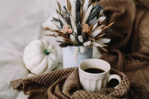 Xícara de café com flores e abóboras em um xadrez acolhedor. Outono ainda vida. Pequeno-almoço na cama. Bom dia. Elegante outono flat lay . — Fotografia de Stock
