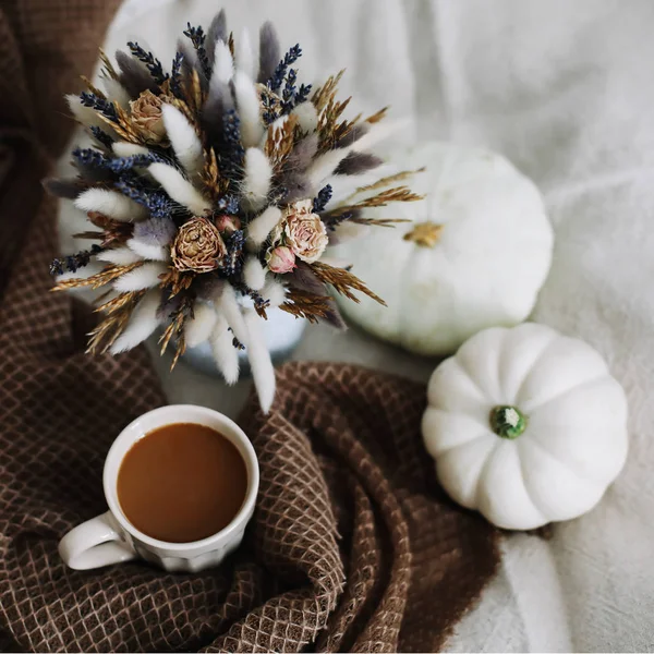 Coffee cup with flowers and pumpkins on a cozy plaid. Autumn still life. Breakfast in bed. Good morning. Stylish autumn flat lay. — Stock Photo, Image