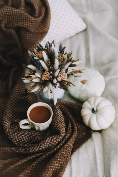 Kaffekopp med blommor och pumpor på en mysig rutig. Hösten lever fortfarande. Frukost på sängen. God morgon. Snygg höst platt låg. — Stockfoto