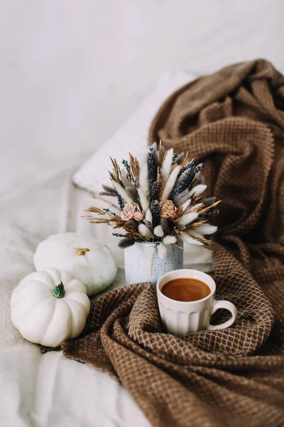 Coffee cup with flowers and pumpkins on a cozy plaid. Autumn still life. Breakfast in bed. Good morning. Stylish autumn flat lay. — Stock Photo, Image