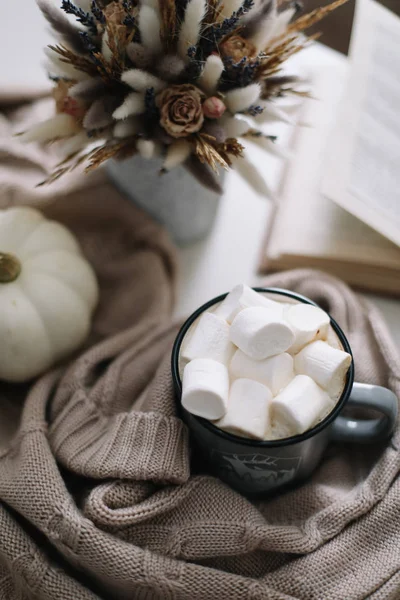 Decoración de otoño casera estacional con flores secas y calabaza blanca. Acogedora imagen cálida, estilo hygge —  Fotos de Stock