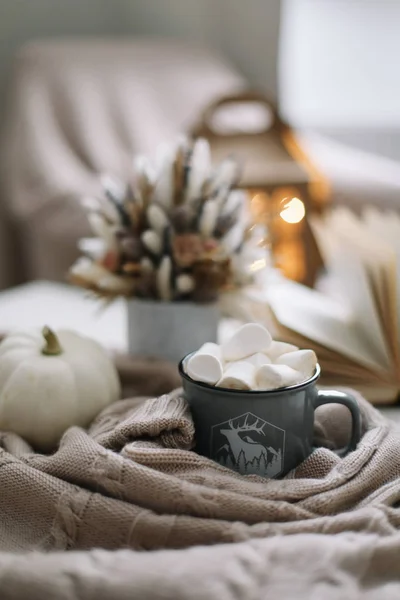 Decoración de otoño casera estacional con flores secas y calabaza blanca. Acogedora imagen cálida, estilo hygge —  Fotos de Stock