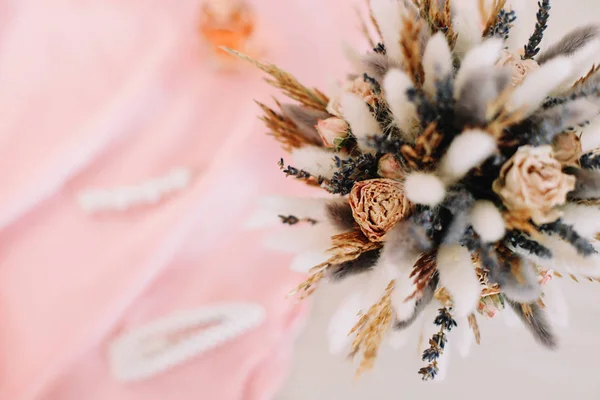 Bouquet da sposa e accessori per capelli. Dettagli del matrimonio da vicino. Beauty fashion blog concept. Elegante flatlay accessori femminili — Foto Stock