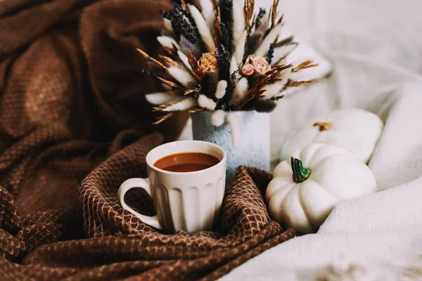 Tasse à café avec des fleurs et des citrouilles sur un plaid confortable. Automne nature morte. Petit déjeuner au lit. Bonjour. Bonjour. Élégant automne plat lay . — Photo