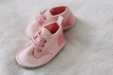 Pembe bebek botları. Bebek ayakkabıları. Üst görünüm, boşluk kopyala