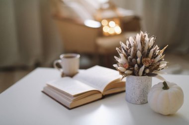 Sonbahar hala hayattır. Kahve fincanı, çiçekler, kitap ve balkabağı. Hygge yaşam tarzı, rahat sonbahar havası. Düz yat, Mutlu Şükran Günleri 