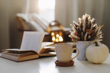Sonbahar hala hayattır. Kahve fincanı, çiçekler, kitap ve balkabağı. Hygge yaşam tarzı, rahat sonbahar havası. Düz yat, Mutlu Şükran Günleri 