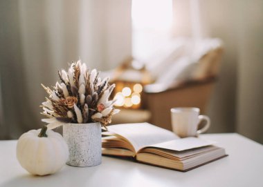 Sonbahar hala hayattır. Kırsal stil ev dekoru. Oturma odasının detayları. Sonbahar hafta sonu konsepti. Ev dekorasyonunu düşür.