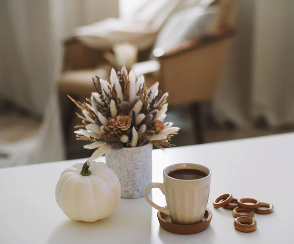 Outono ainda vida. Xícara de café, flores, livro e abóbora. Estilo de vida Hygge, clima aconchegante outono. Flat lay, Feliz Ação de Graças — Fotografia de Stock