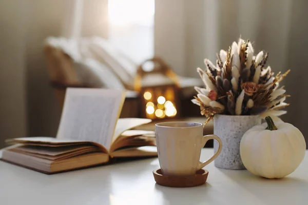 Bodegón de otoño. Taza de café, flores, libro y calabaza. Estilo de vida Hygge, ambiente acogedor de otoño. Acostado, Feliz Acción de Gracias —  Fotos de Stock