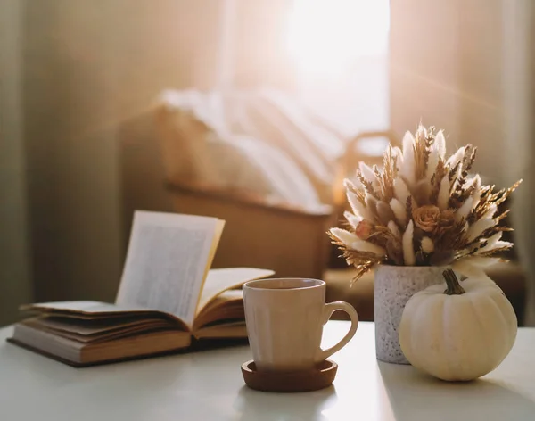 Outono ainda vida. Xícara de café, flores, livro e abóbora. Estilo de vida Hygge, clima aconchegante outono. Flat lay, Feliz Ação de Graças — Fotografia de Stock