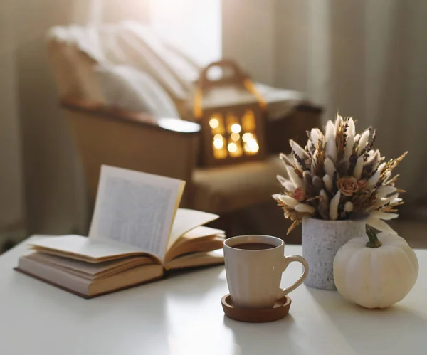 Automne nature morte. Tasse à café, fleurs, livre et citrouille. Hygge style de vie, ambiance d'automne confortable. Couché plat, Joyeux Thanksgiving — Photo