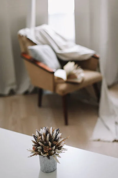 Bodegón de otoño. Decoración del hogar de estilo rústico. Naturaleza muerta detalles de la sala de estar. Concepto de fin de semana de otoño. Otoño decoración casera . — Foto de Stock