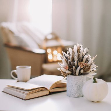 Sonbahar hala hayattır. Kahve fincanı, çiçekler, kitap ve balkabağı. Hygge yaşam tarzı, rahat sonbahar havası. Düz yat, Mutlu Şükran Günleri 