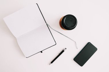 Çalışma alanı arkaplanı. Beyaz ofis masası çerçevesi. Boşluğu kopyala, üst görünüm, düz yatış, model