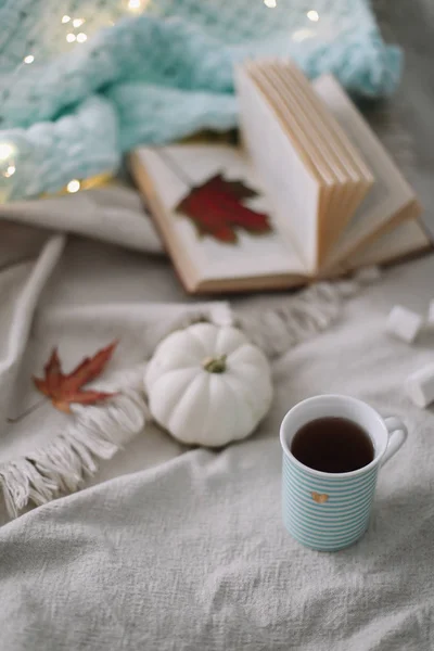 Bodegón de otoño. Una taza, hojas secas, libro y calabaza. Estilo de vida Hygge, ambiente acogedor de otoño. Piso laico, fondo de acción de gracias — Foto de Stock