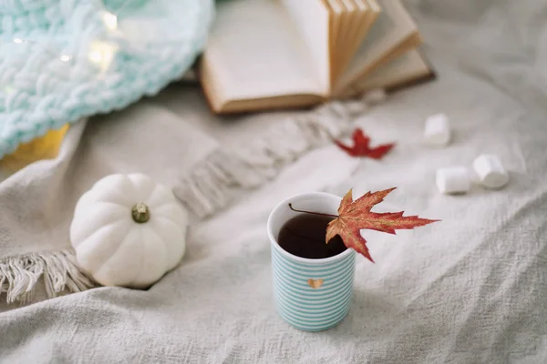 Autumn still life. A cup, dried leaves, book and pumpkin. Hygge lifestyle, cozy autumn mood. Flat lay, thanksgiving background — Stock Photo, Image