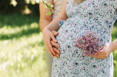 Hamile karısı kocası ile. Karın hamile kadının dokunaklı adam. Aile çift bebek için bekliyor.