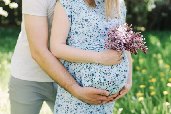 怀孕的妻子与丈夫。男人抚摸怀孕的女人的肚子。等待婴孩的家庭夫妇. — 图库照片