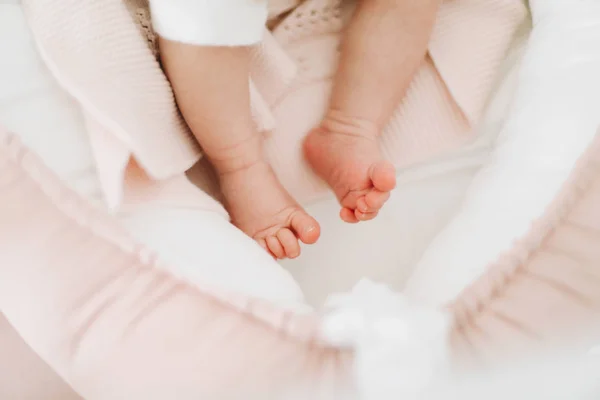 Piedi da neonato in primo piano. Concetto Happy Family. immagine concettuale della Maternità — Foto Stock