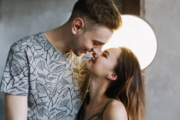 Retrato de pareja besándose. Pareja joven profundamente enamorada compartiendo un beso romántico, primer plano vista de perfil de sus caras — Foto de Stock