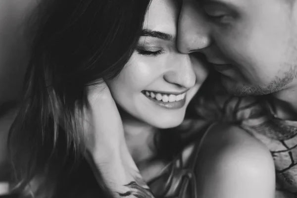 Kissing couple portrait. Young couple deeply in love sharing a romantic kiss, closeup profile view of their faces — Stock Photo, Image