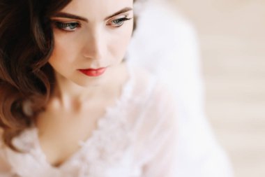 İç çamaşırlı gelin. Sabah düğün toplantıları. Şefkat kavramı. Zarif klasik gelinlik.. 