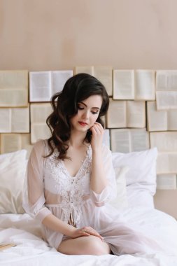 İç çamaşırlı gelin. Sabah düğün toplantıları. Şefkat kavramı. Zarif klasik gelinlik.. 