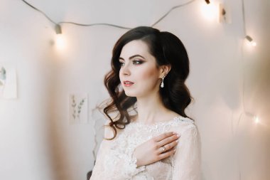 İç çamaşırlı gelin. Sabah düğün toplantıları. Şefkat kavramı. Zarif klasik gelinlik.. 