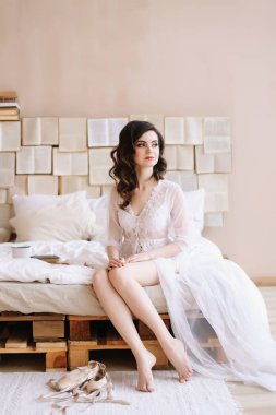 İç çamaşırlı gelin. Sabah düğün toplantıları. Şefkat kavramı. Zarif klasik gelinlik.. 