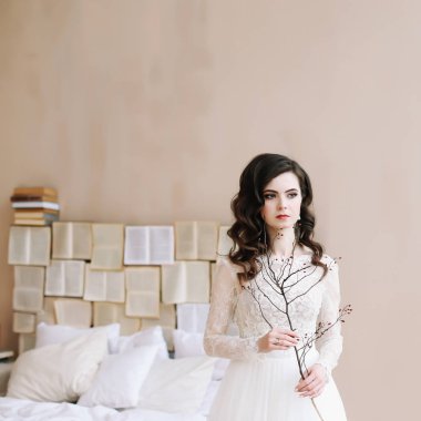 İç çamaşırlı gelin. Sabah düğün toplantıları. Şefkat kavramı. Zarif klasik gelinlik.. 