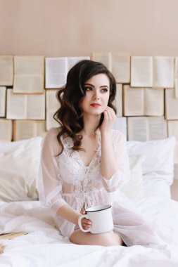 İç çamaşırlı gelin. Sabah düğün toplantıları. Şefkat kavramı. Zarif klasik gelinlik.. 