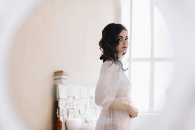 İç çamaşırlı gelin. Sabah düğün toplantıları. Şefkat kavramı. Zarif klasik gelinlik.. 