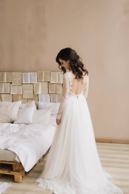 İç çamaşırlı gelin. Sabah düğün toplantıları. Şefkat kavramı. Zarif klasik gelinlik.. 