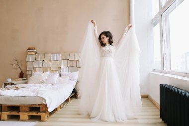 İç çamaşırlı gelin. Sabah düğün toplantıları. Şefkat kavramı. Zarif klasik gelinlik.. 