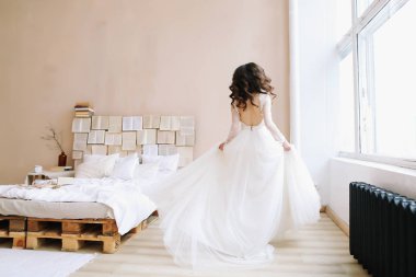 İç çamaşırlı gelin. Sabah düğün toplantıları. Şefkat kavramı. Zarif klasik gelinlik.. 