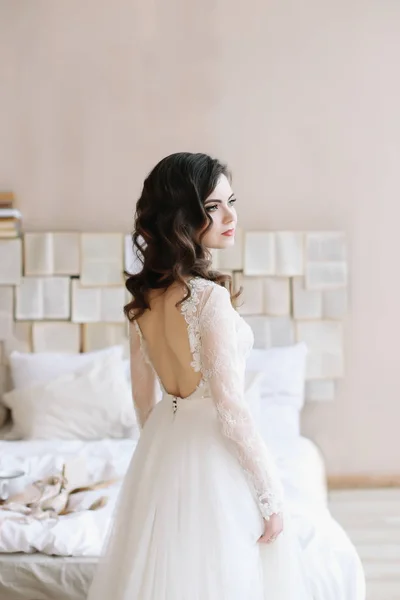 ランジェリー姿の花嫁結婚式の朝だ優しさの概念エレガントな古典的なウェディングドレス. — ストック写真