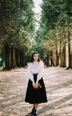 Güzel rüya gibi kız portresi. Parktaki güzel bir kızın romantik portresi.