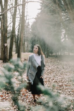 Güzel rüya gibi kız portresi. Parktaki güzel bir kızın romantik portresi.