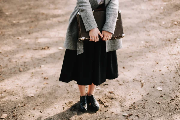 Mädchen mit einem alten Koffer. Reisende mit Retro-Gepäck. Reisekonzept. — Stockfoto