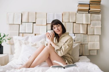 Evdeki yatakta genç ve güzel bir kadının portresi. Yatak odasında güzel, genç bir esmer. İyi sabahlar. Yaşam biçimi.