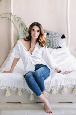 Sabahları yatakta yatan genç ve güzel bir kadının portresi. Yatak odasında güzel bir esmer. İyi sabahlar. Yaşam biçimi.