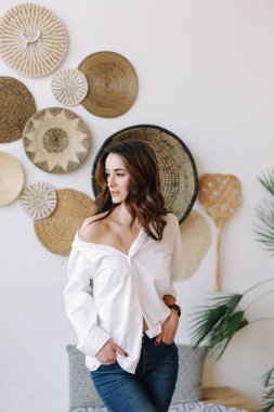 Özgün bir iç güzellikte genç bir kadının portresi. Stüdyoda poz veren güzel bir esmer..