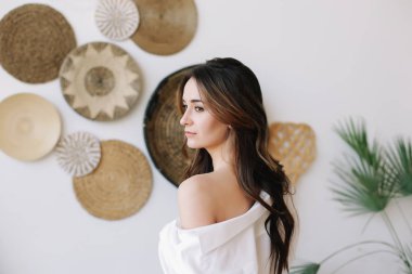 Özgün bir iç güzellikte genç bir kadının portresi. Stüdyoda poz veren güzel bir esmer..