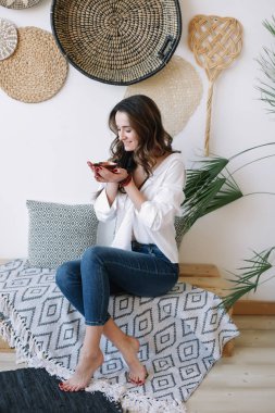 Özgün bir iç güzellikte genç bir kadının portresi. Stüdyoda poz veren güzel bir esmer..