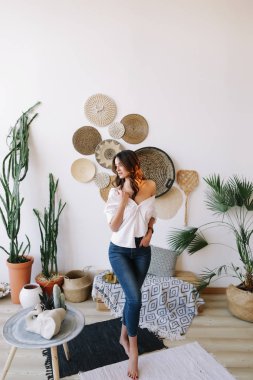 Özgün bir iç güzellikte genç bir kadının portresi. Stüdyoda poz veren güzel bir esmer..